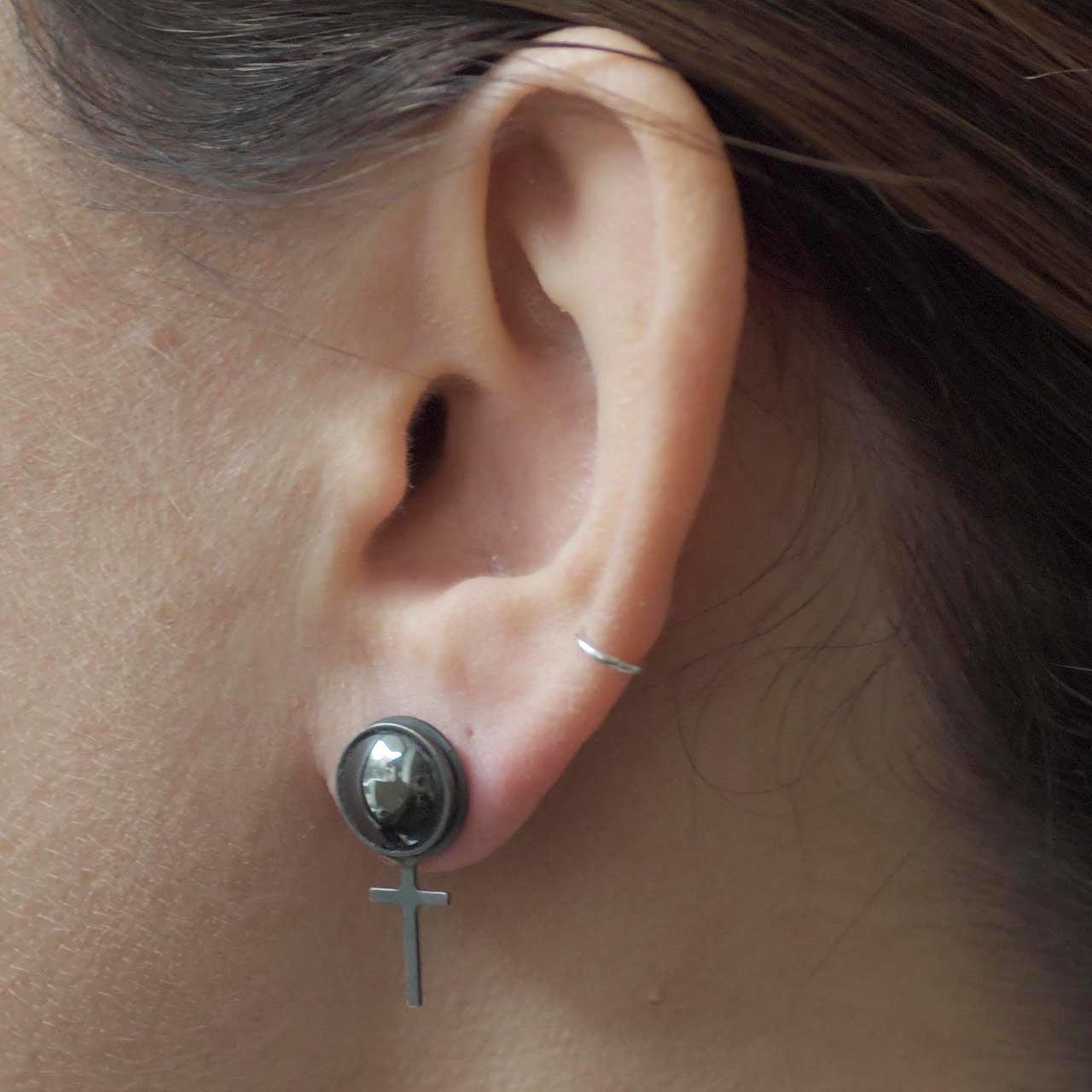 Hematit Betty Svartoxiderade Studs - Feministsmeden