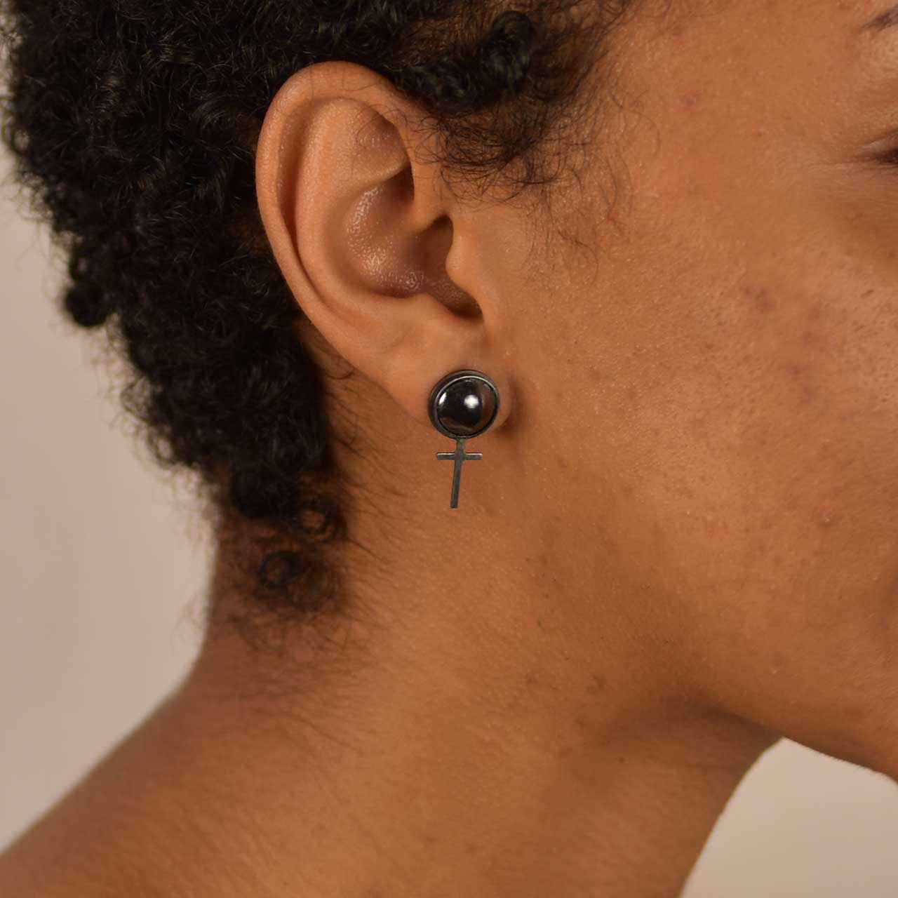 Hematit Betty Svartoxiderade Studs - Feministsmeden