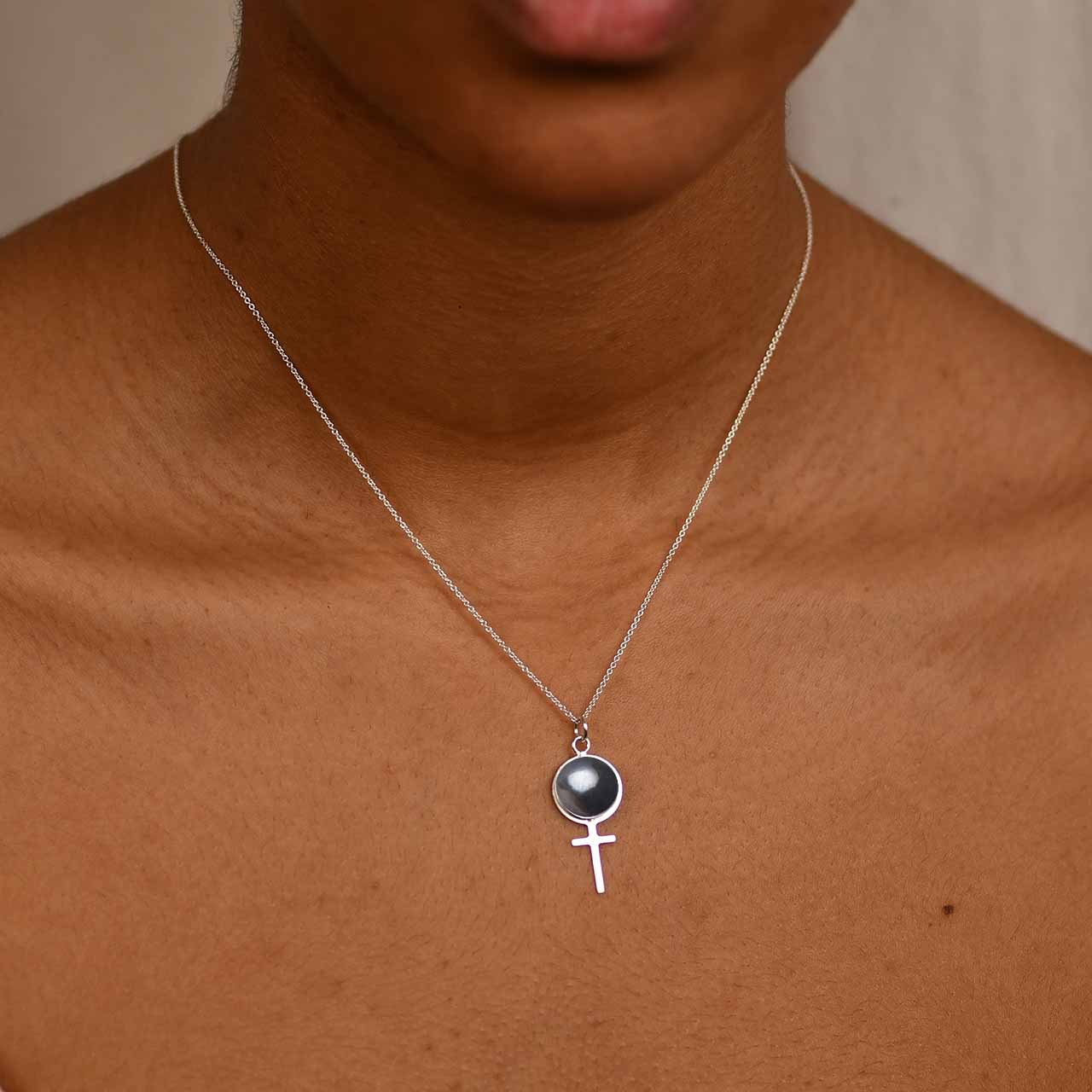 Hematit Stort Feministsmycke - Feministsmeden