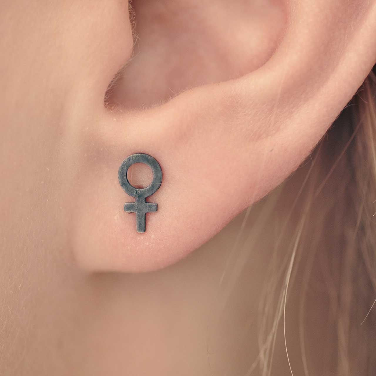 Judith Små Svartoxiderade Örhängen - Feministsmeden