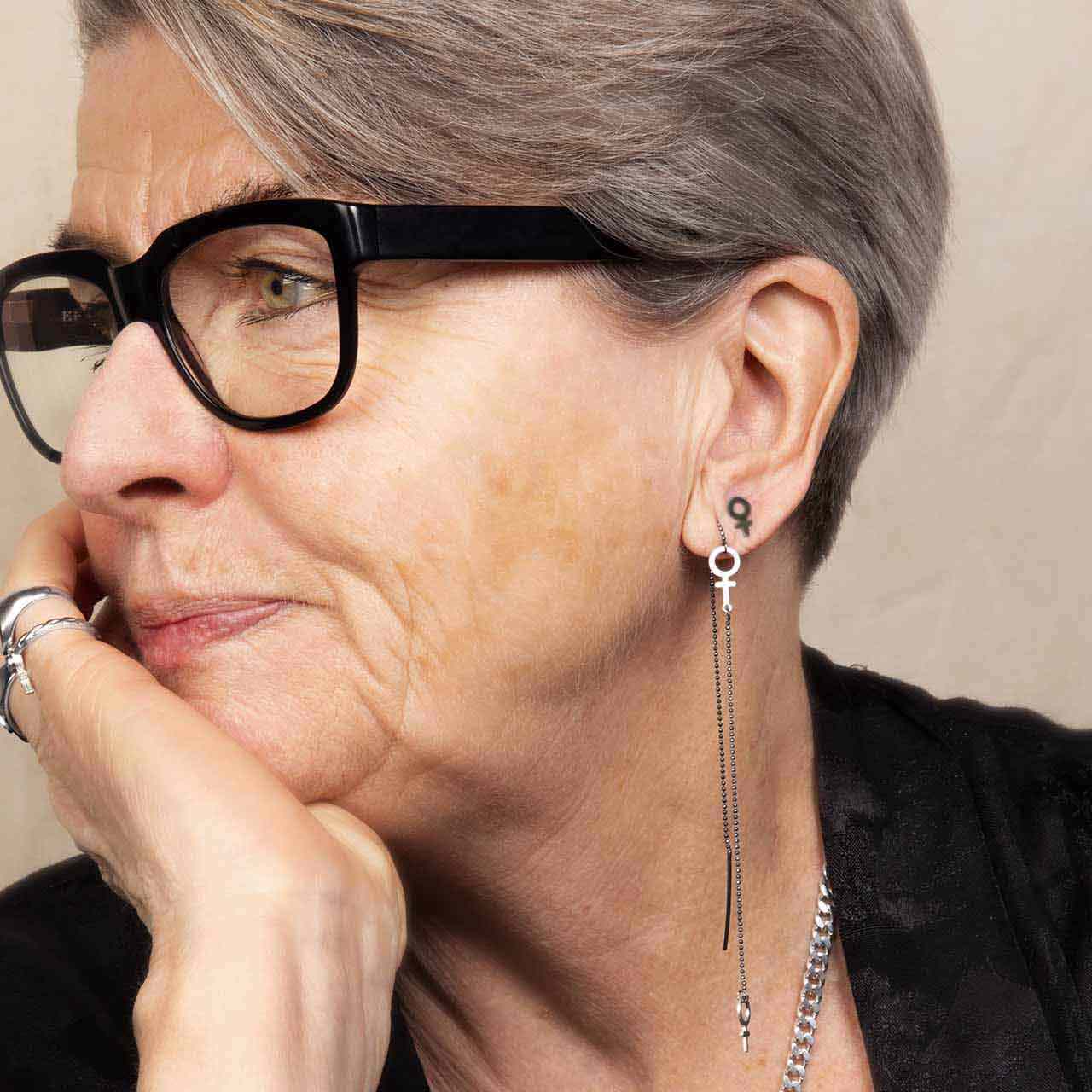 Judith Små Svartoxiderade Örhängen - Feministsmeden