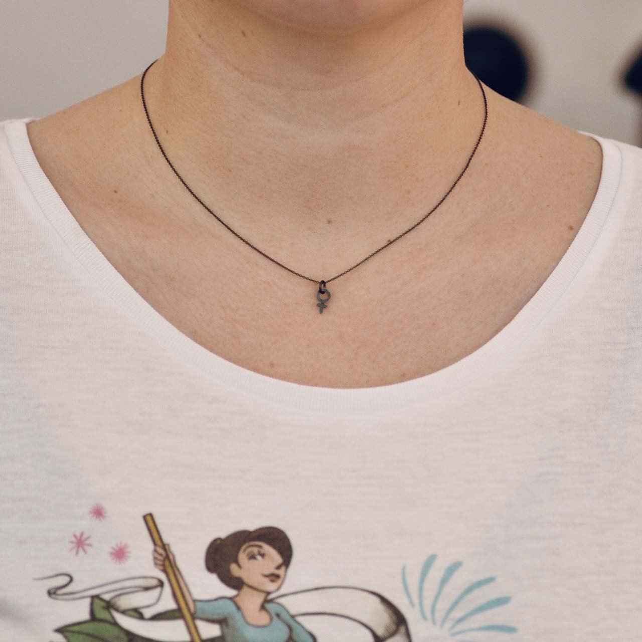 Judith Svartoxiderat hänge - Feministsmeden