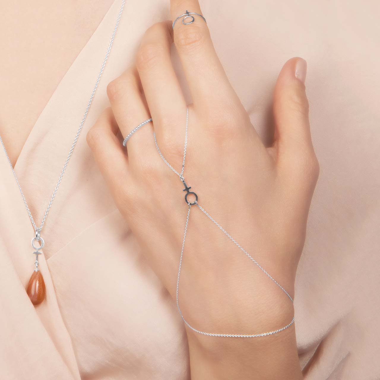 Kedjad Feministarmband - Feministsmeden