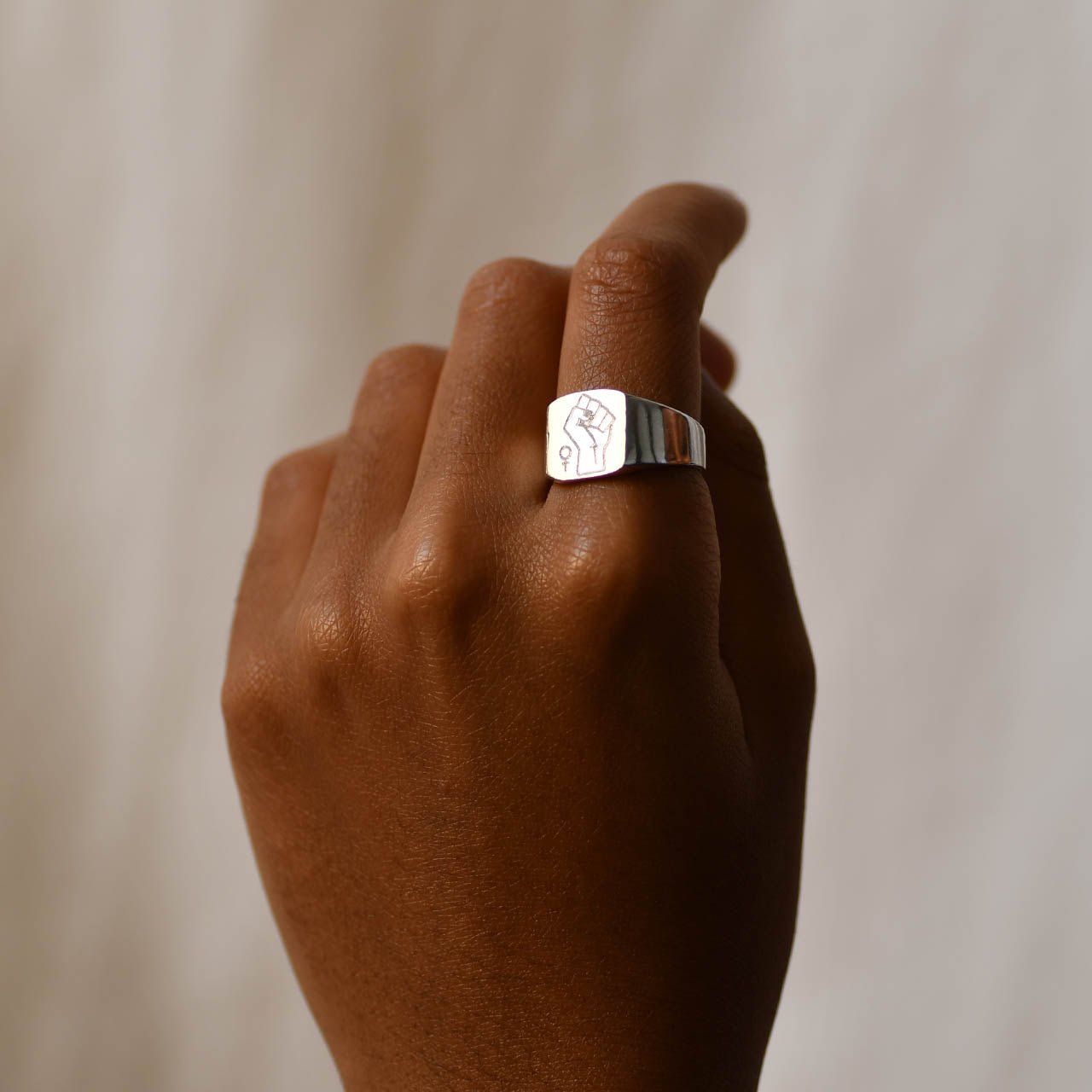 Klackring Näve - Feministsmeden