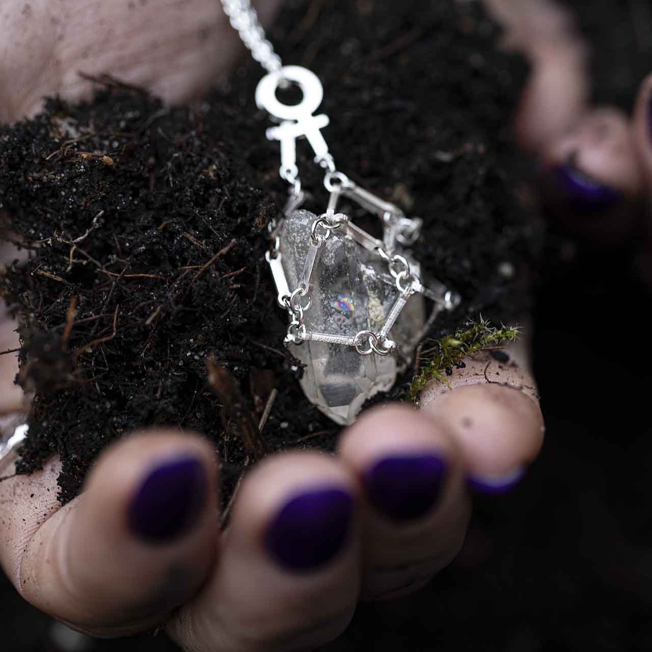 KRAFTENS RESONANS SVART - Feministsmeden