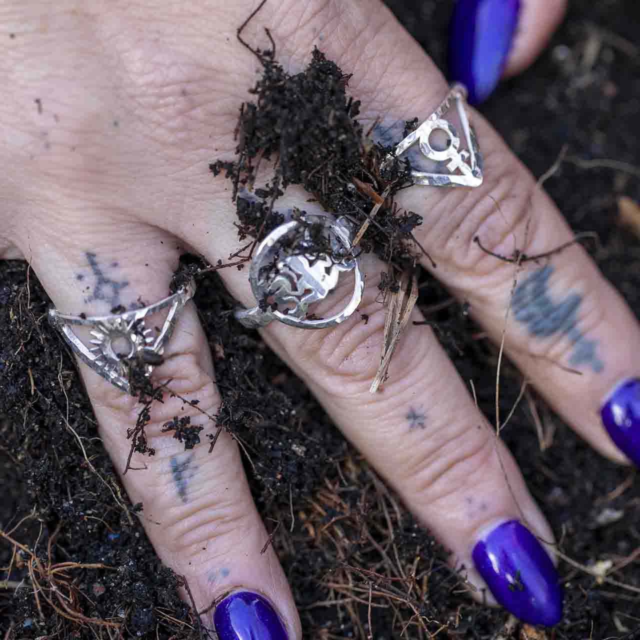 KVINNORING - Feministsmeden