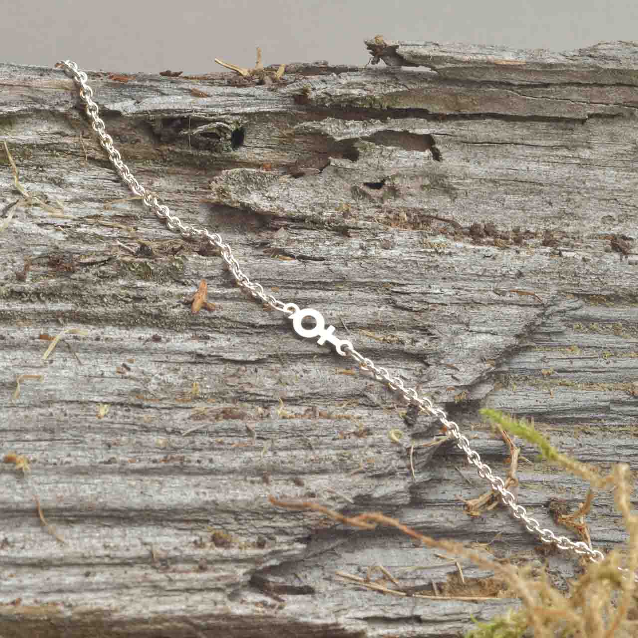 KVINNOSYMBOL ARMBAND MINI - Feministsmeden