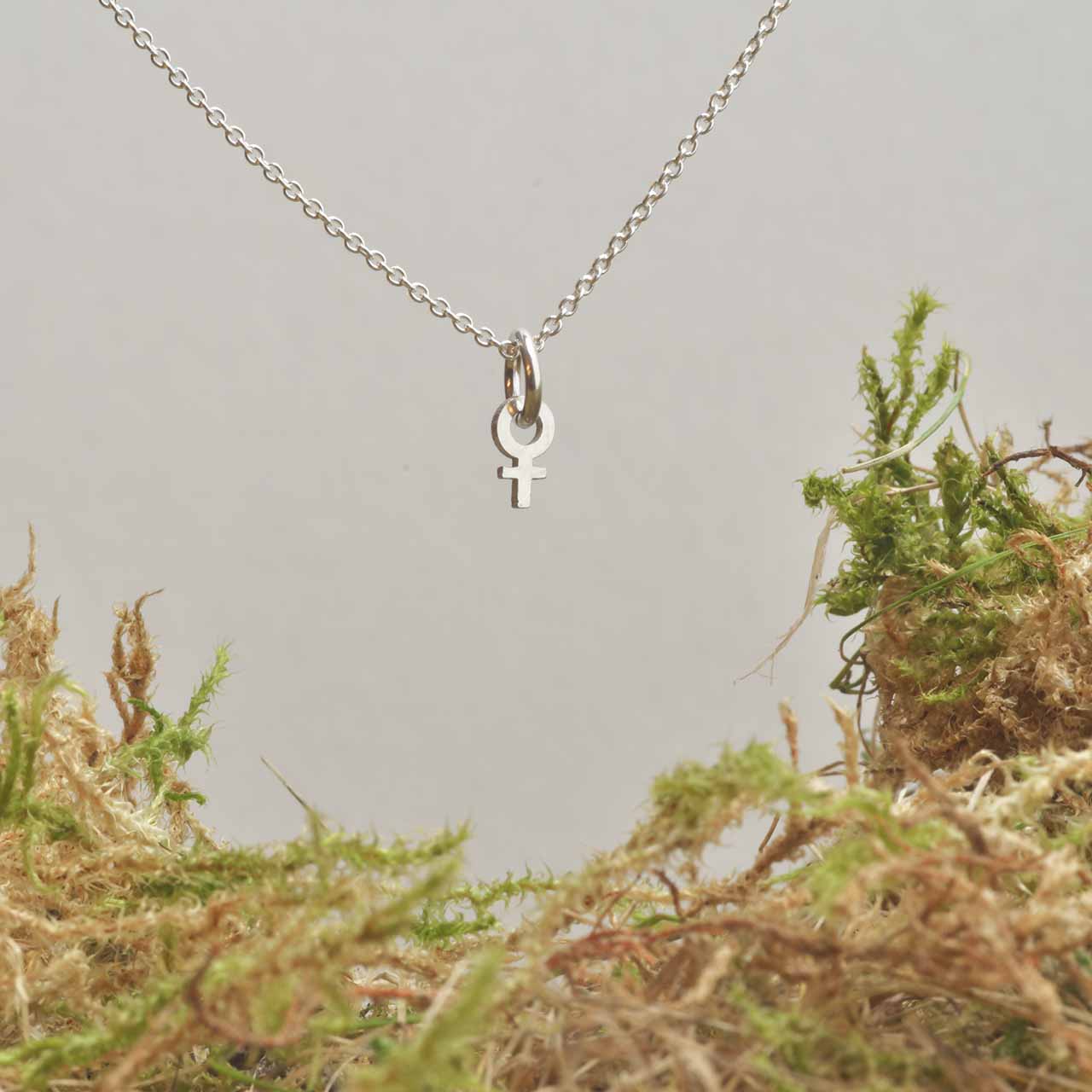 KVINNOSYMBOL MINI HÄNGSMYCKE - Feministsmeden