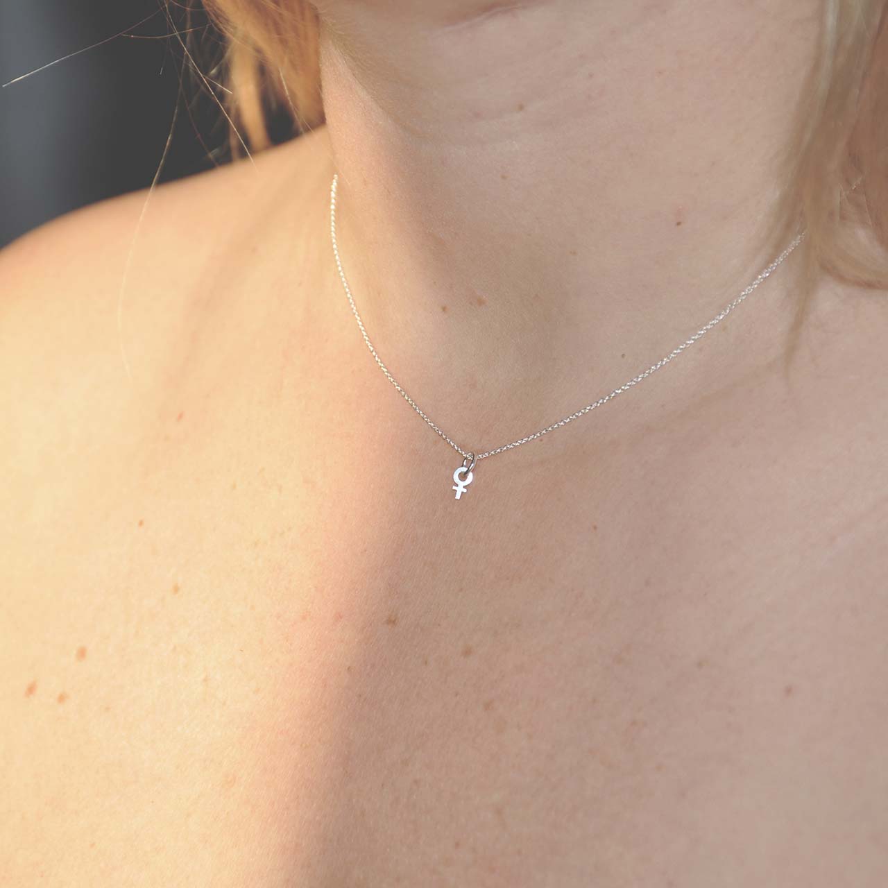 KVINNOSYMBOL MINI HÄNGSMYCKE - Feministsmeden