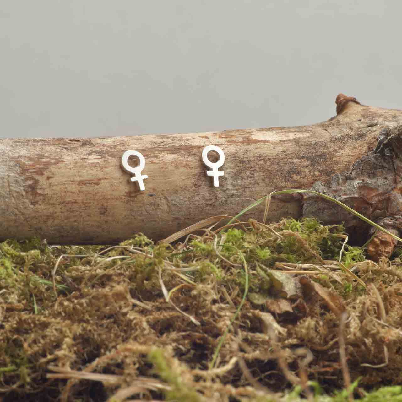 KVINNOSYMBOL MINI ÖRHÄNGEN - Feministsmeden