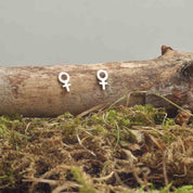 KVINNOSYMBOL MINI ÖRHÄNGEN - Feministsmeden