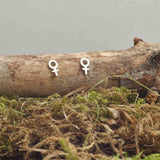 KVINNOSYMBOL MINI ÖRHÄNGEN