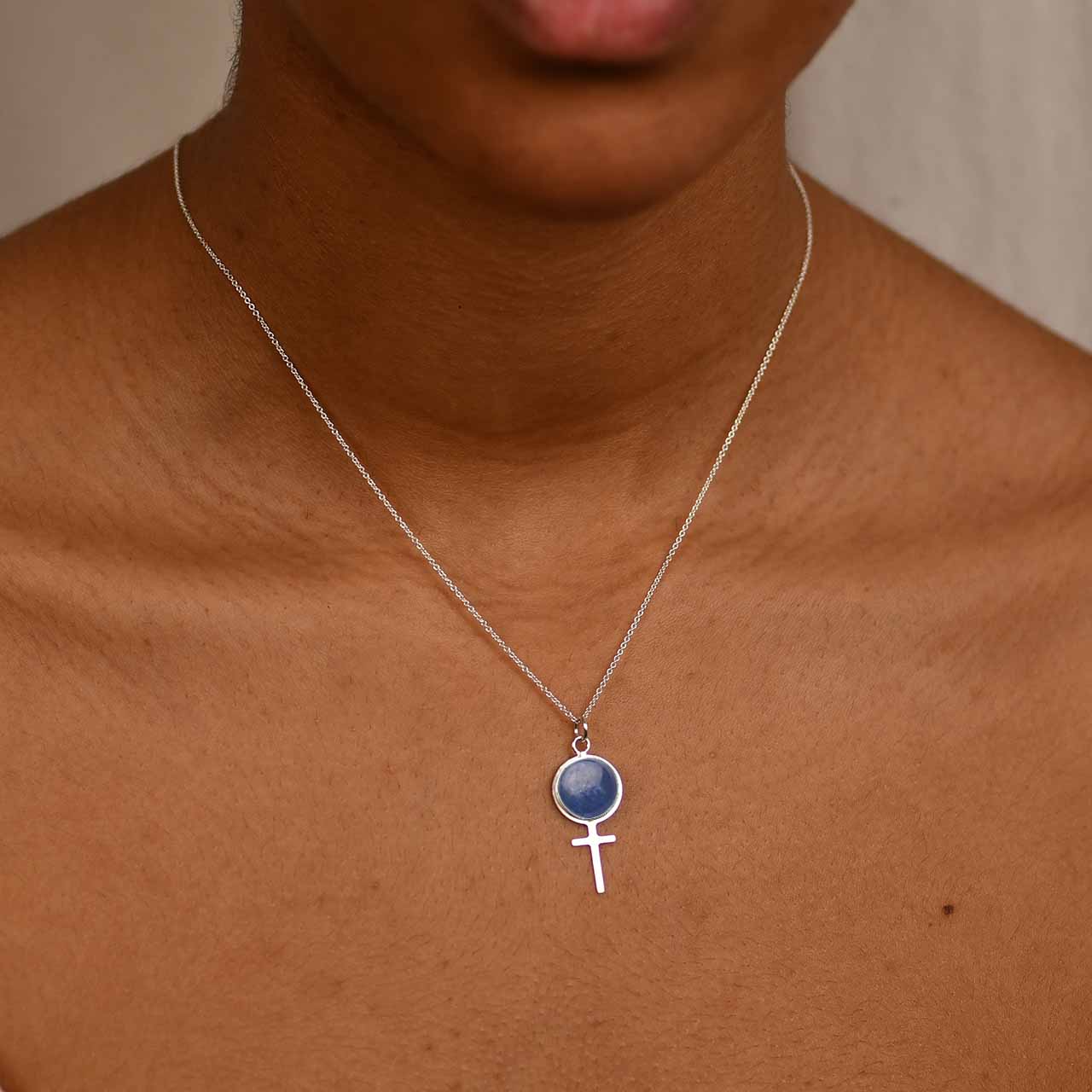 Kyanit Stort Feministsmycke - Feministsmeden