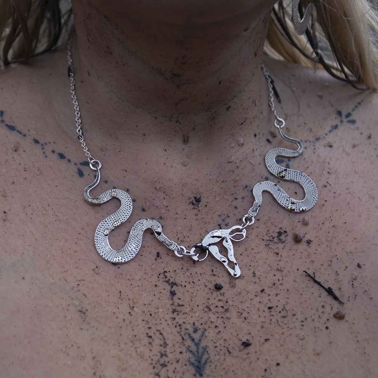 LIVETS VÄKTARE HALSBAND - Feministsmeden