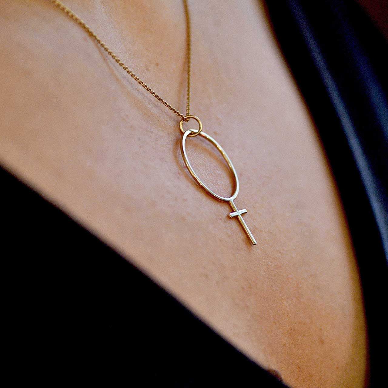 Lucía Feministhänge 18k guld - Feministsmeden