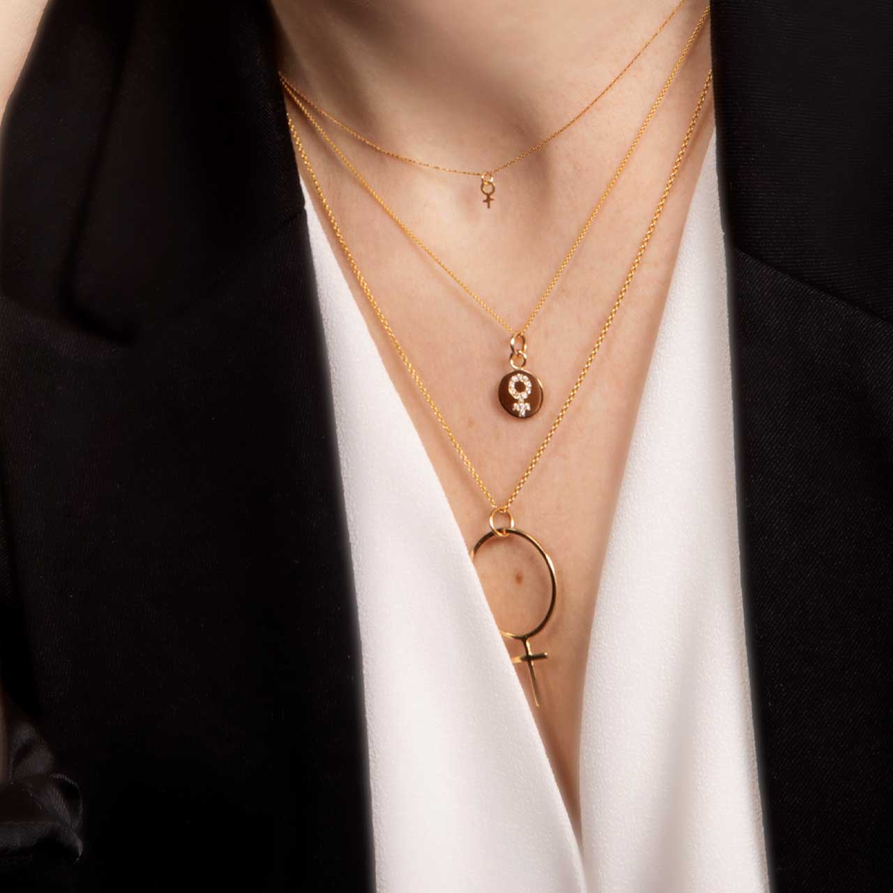 Lucía Feministhänge 18k guld - Feministsmeden