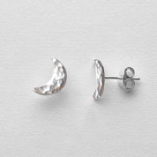Luna Liten hamrade studs örhängen månar - Feministsmeden