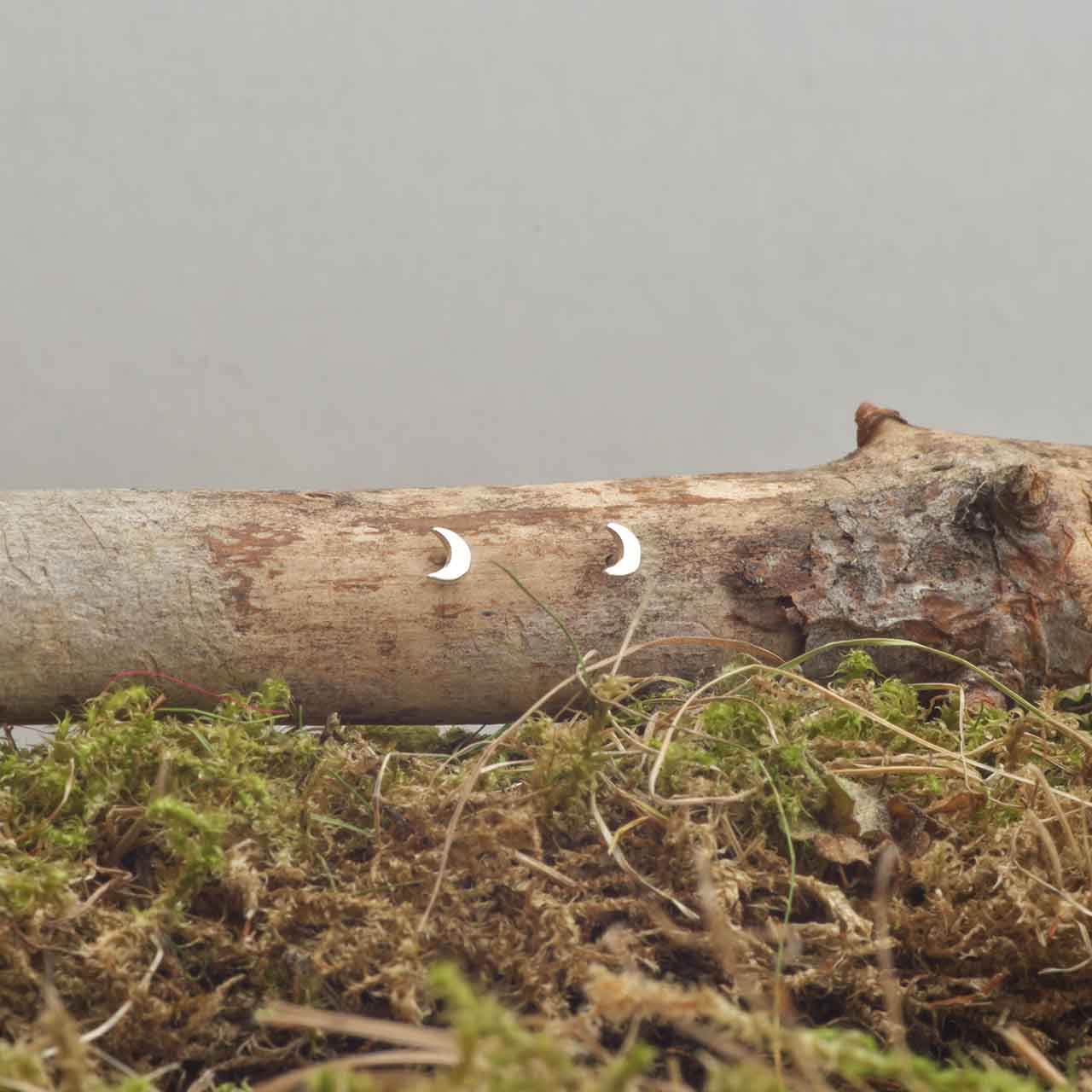 MÅNE MINI ÖRHÄNGEN - Feministsmeden