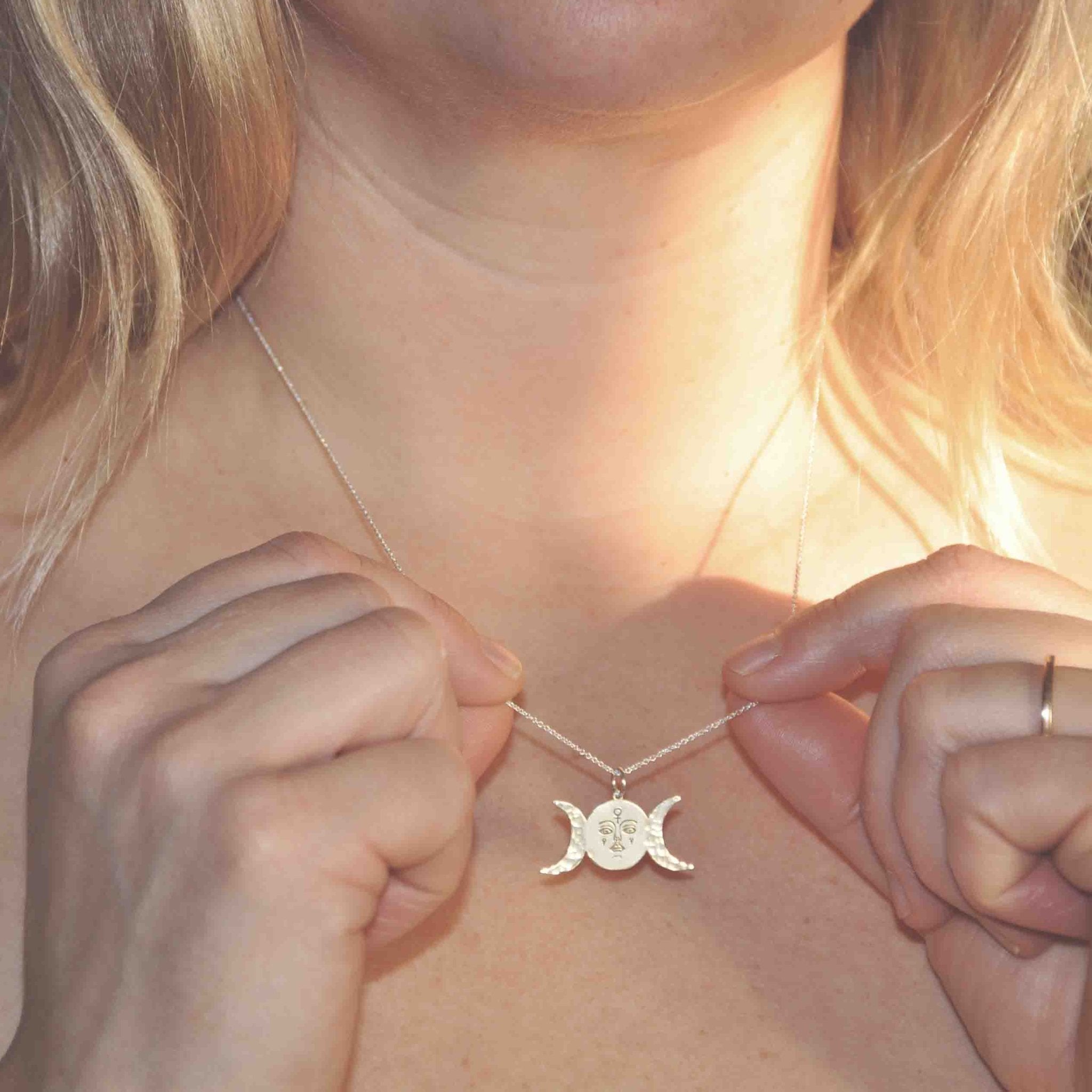 MÅNFASER HÄNGSMYCKE - Feministsmeden