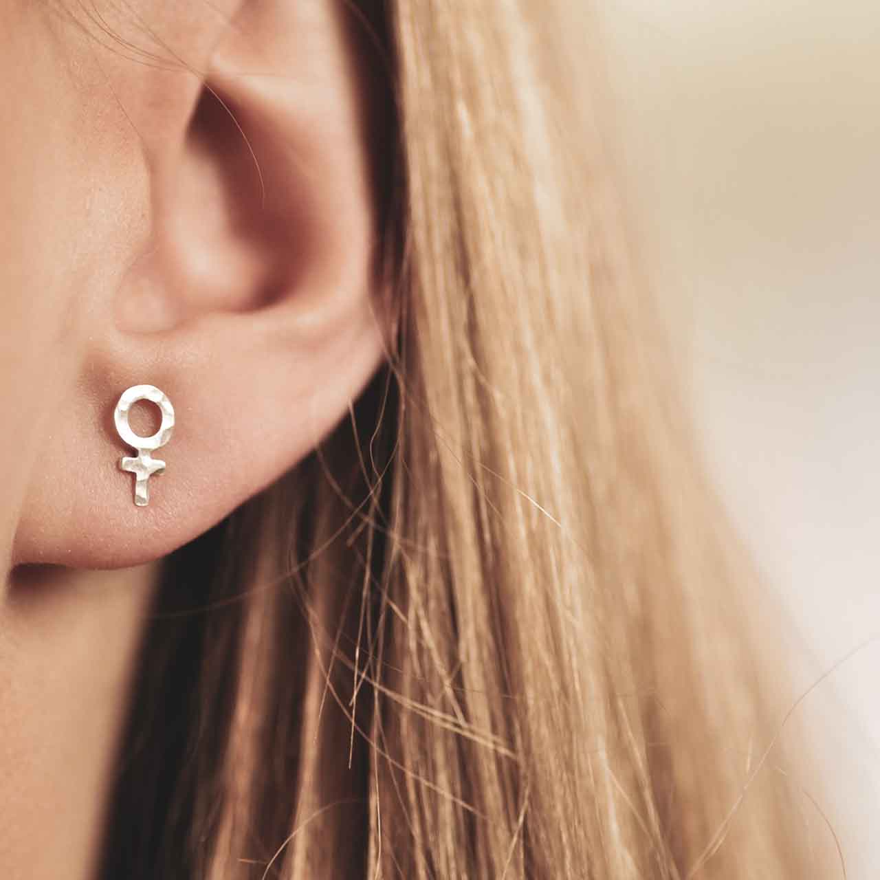 Mary Små Hamrade Örhängen - Feministsmeden