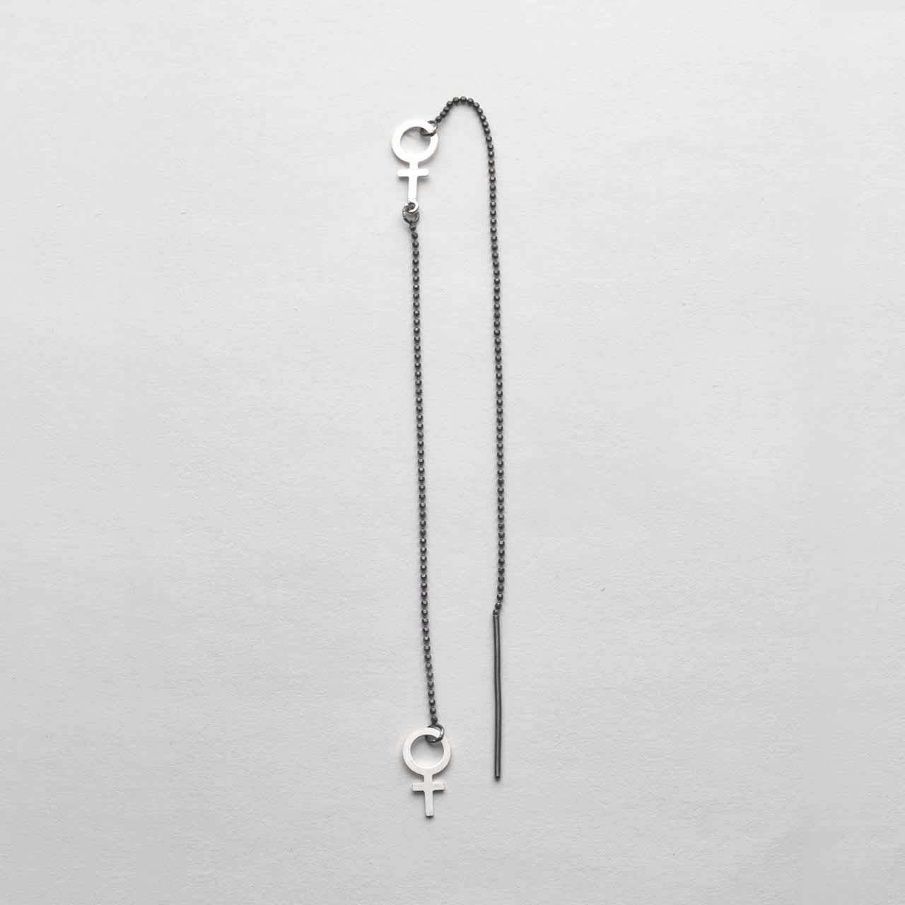 Matilda Dinglande Svartoxiderat Örhänge - Feministsmeden