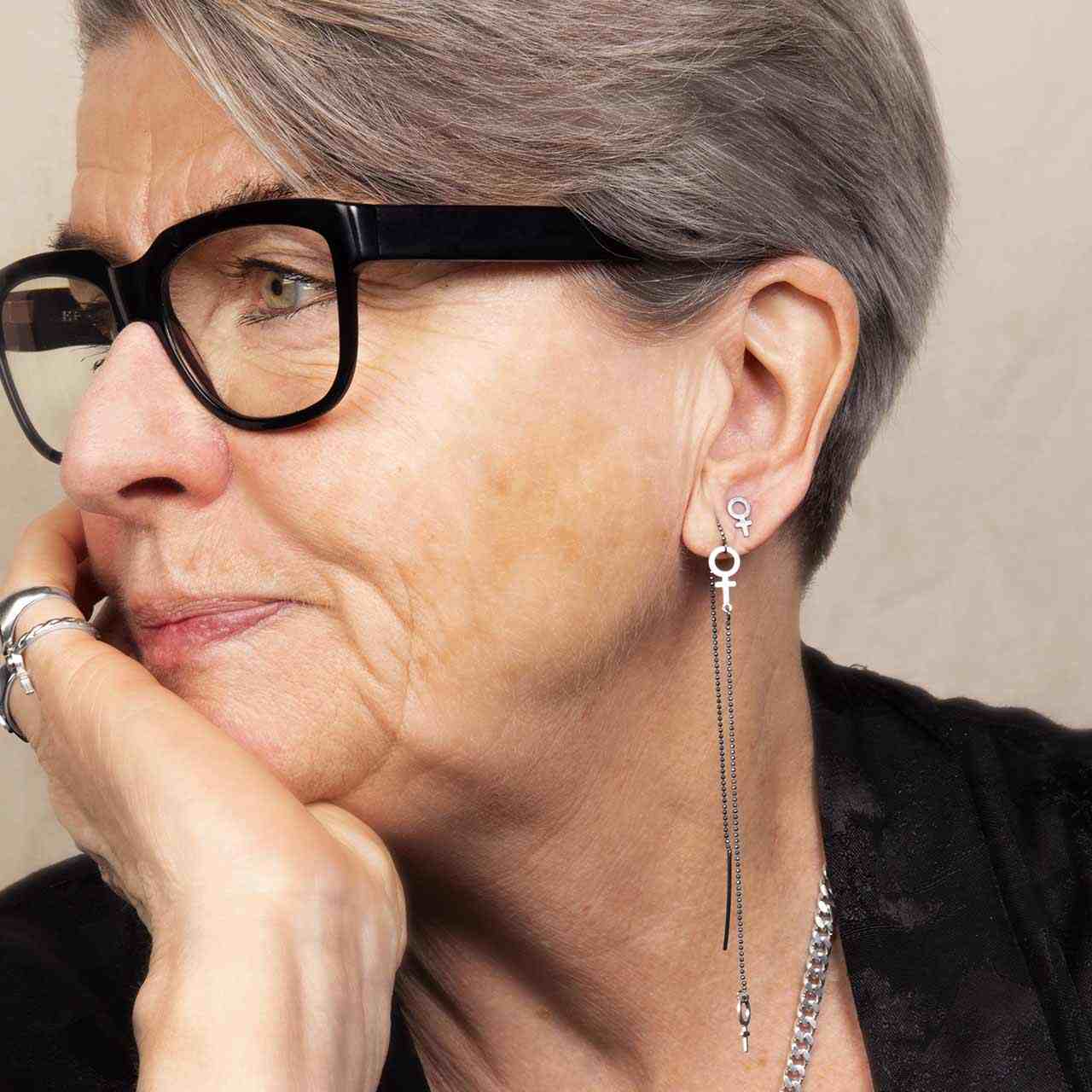 Matilda Dinglande Svartoxiderat Örhänge - Feministsmeden