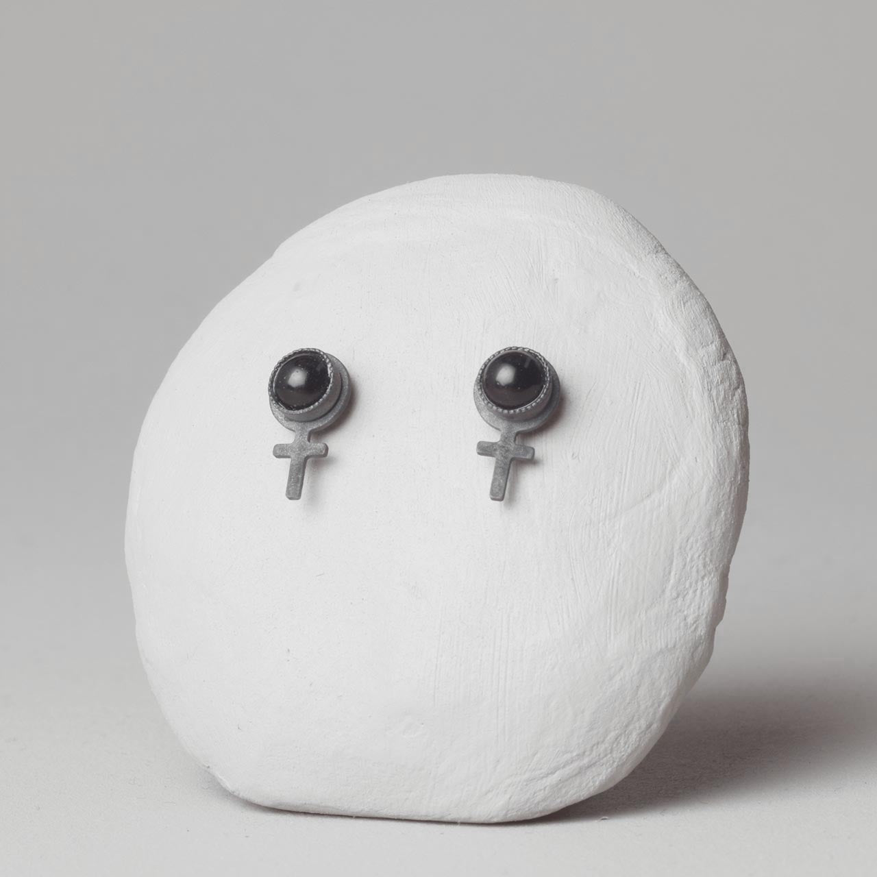 Onyx Susan B Svartoxiderade Studs - Feministsmeden