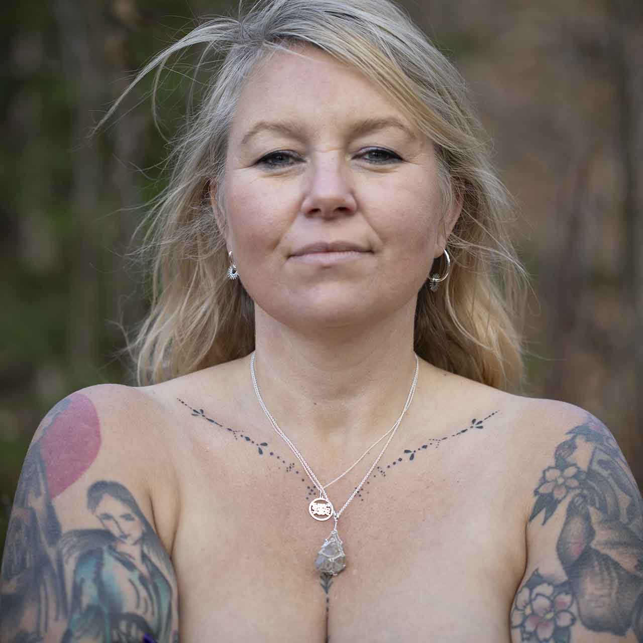 ORMKVINNAN HÄNGSMYCKE - Feministsmeden