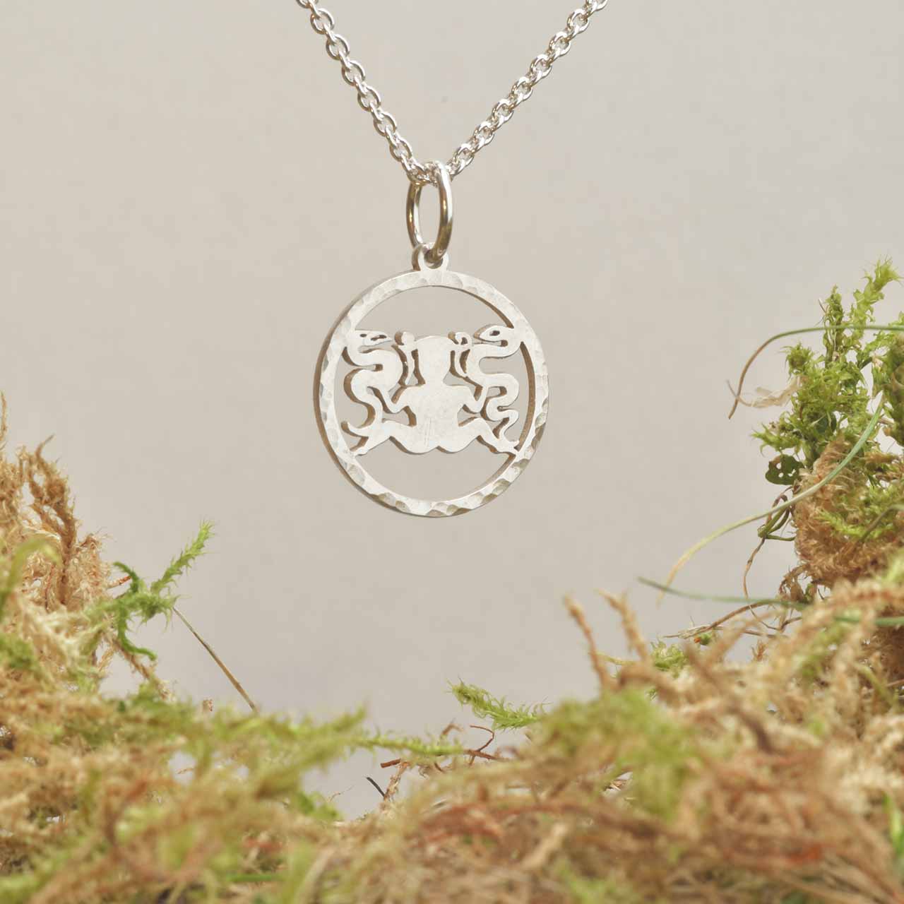 ORMKVINNAN HÄNGSMYCKE - Feministsmeden