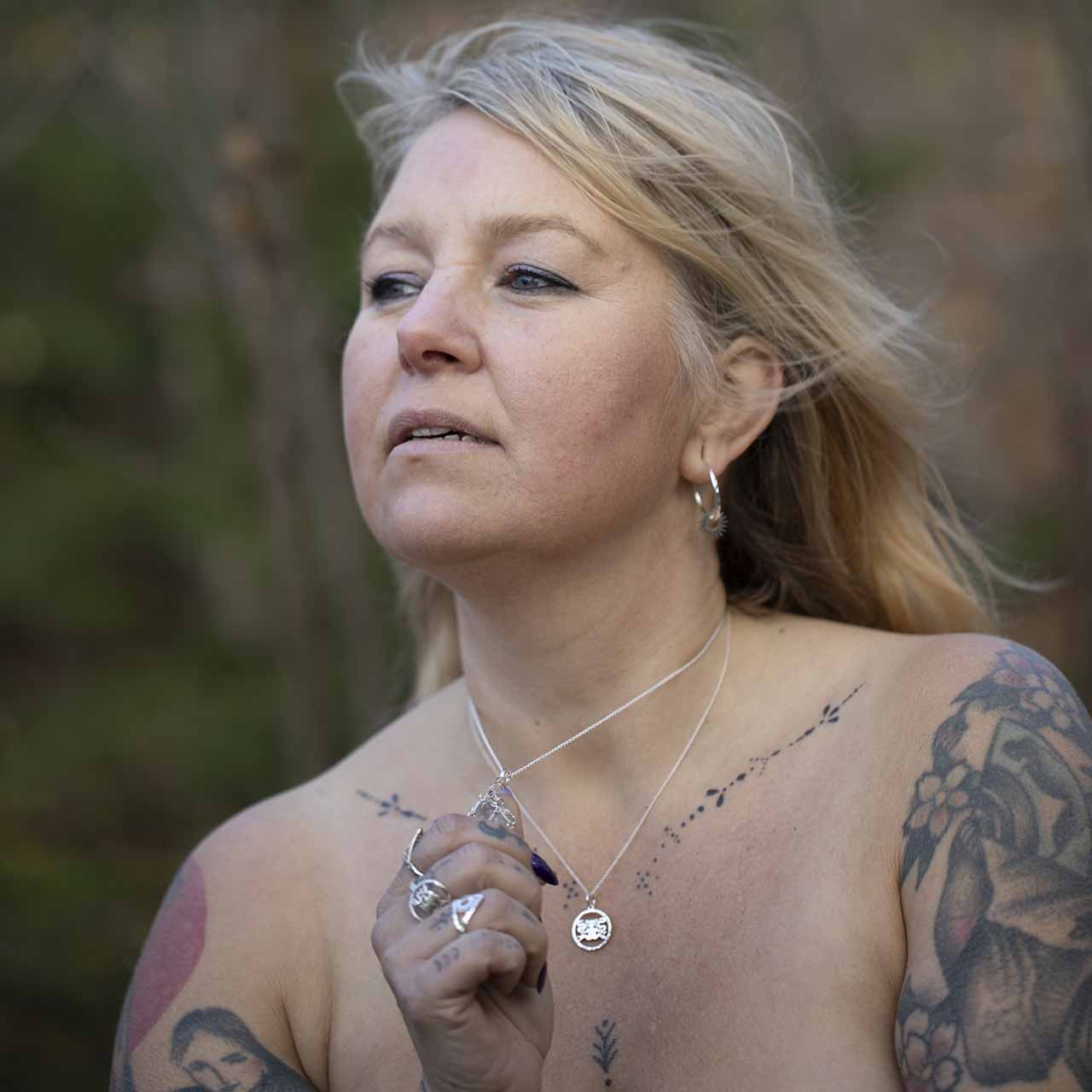 ORMKVINNAN HÄNGSMYCKE - Feministsmeden