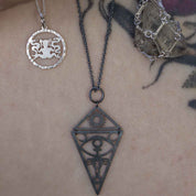 ORMKVINNAN HÄNGSMYCKE - Feministsmeden