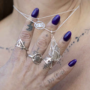 ORMKVINNAN HÄNGSMYCKE - Feministsmeden