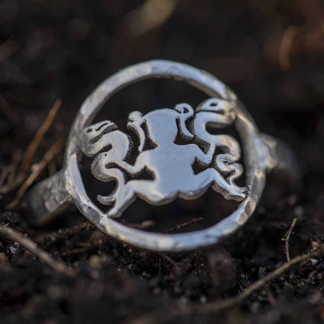 ORMKVINNAN RING - Feministsmeden