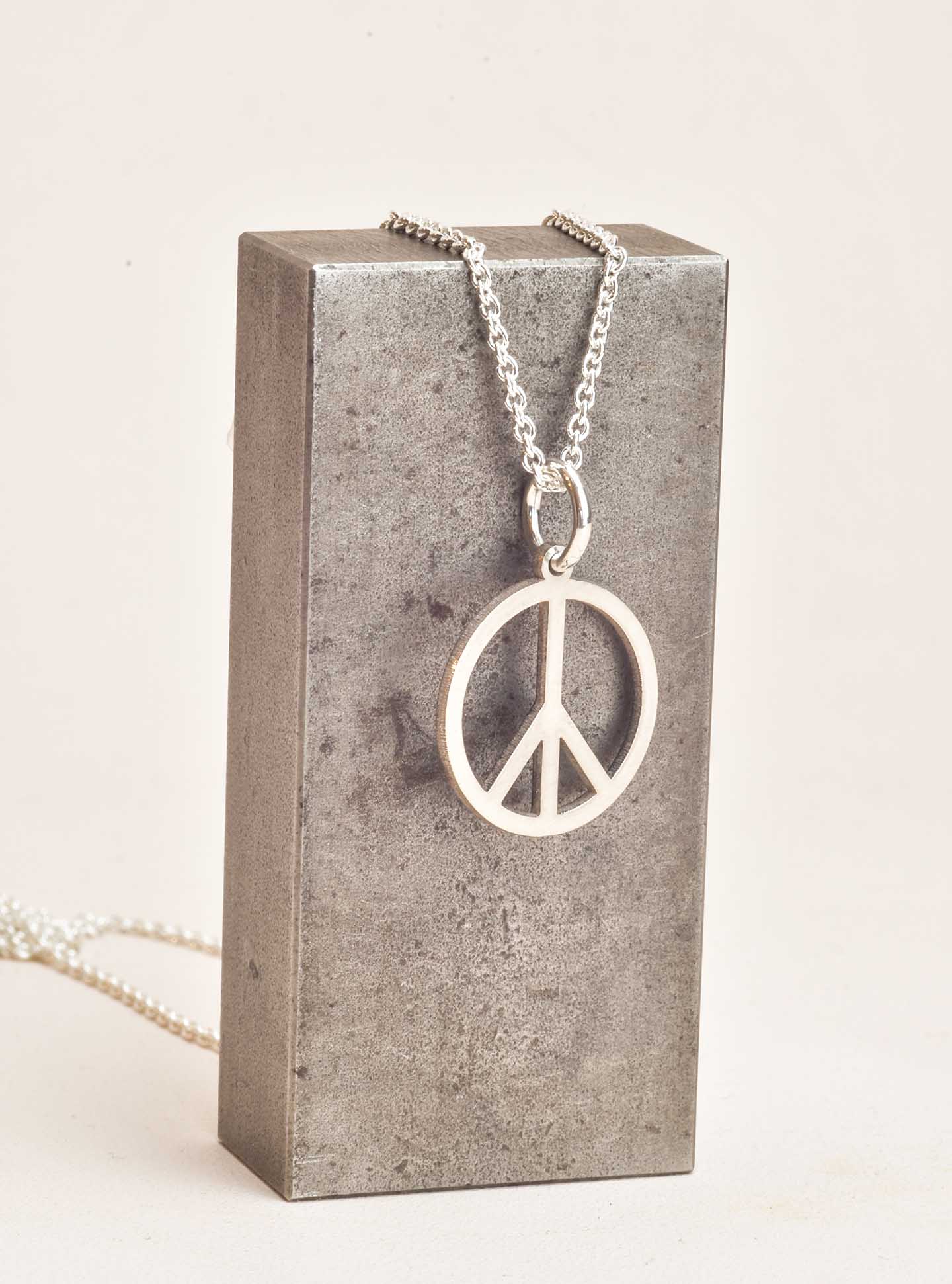 Peace-hänge i silver från Feministsmeden