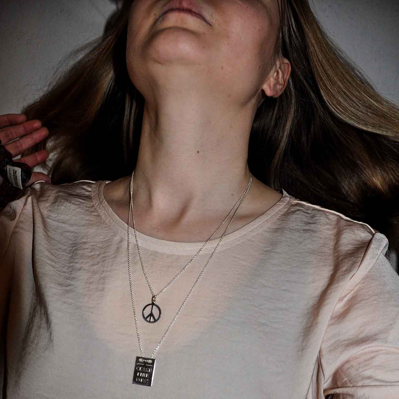 Peace hängsmycke - Feministsmeden