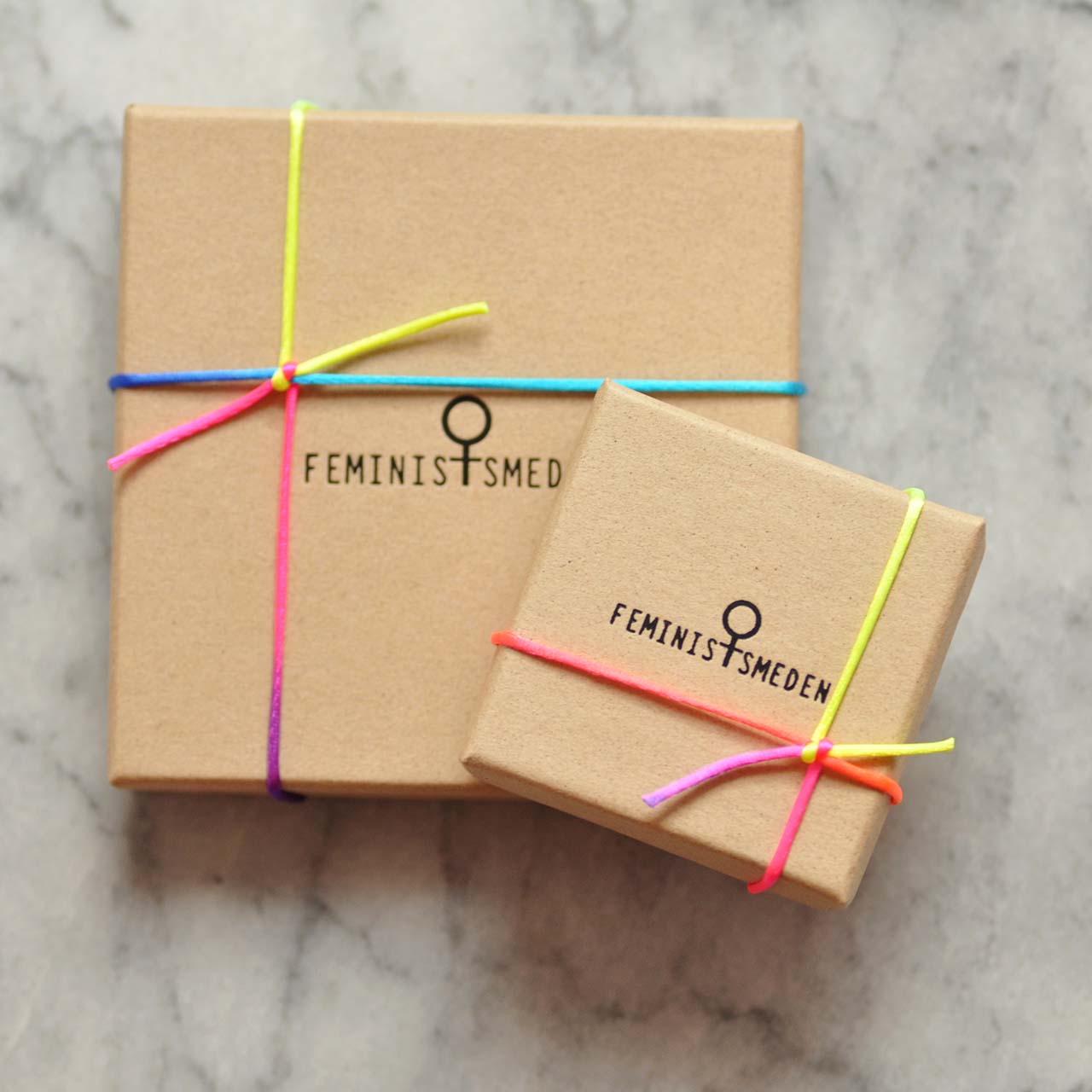Presentsnöre - Feministsmeden