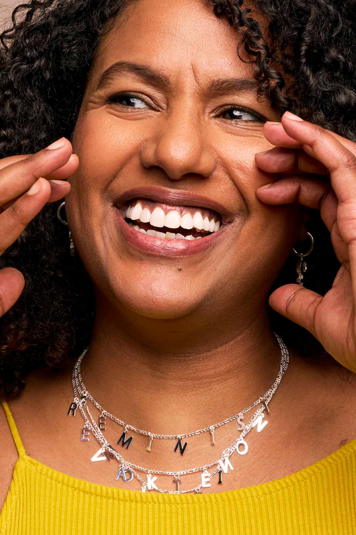revolution-halsband-silver-ariam-feministsmeden_d02a7a00-0789-4a6b-ac9c-834029d37881.jpg