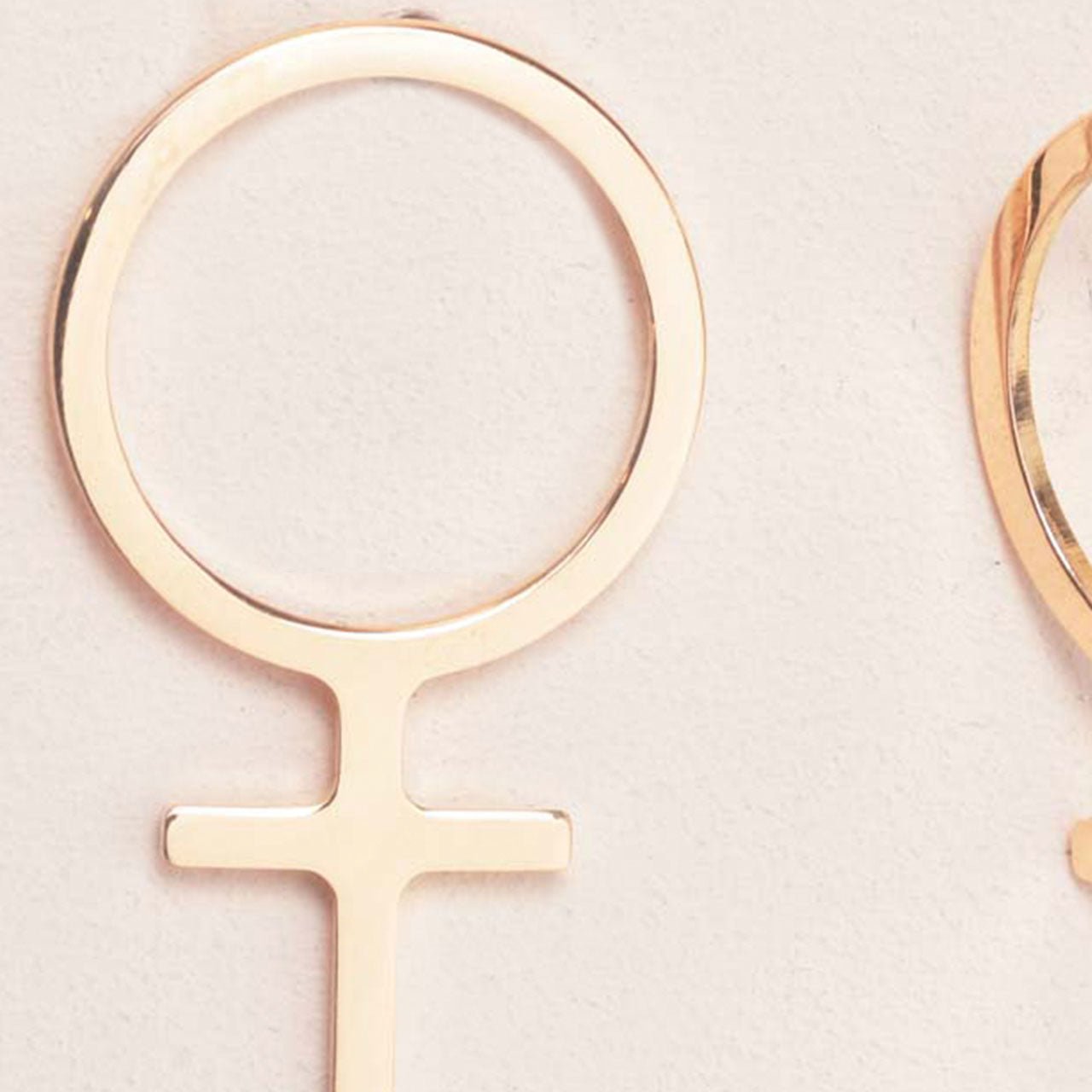 Rosa Feministörhängen 18k guld - Feministsmeden