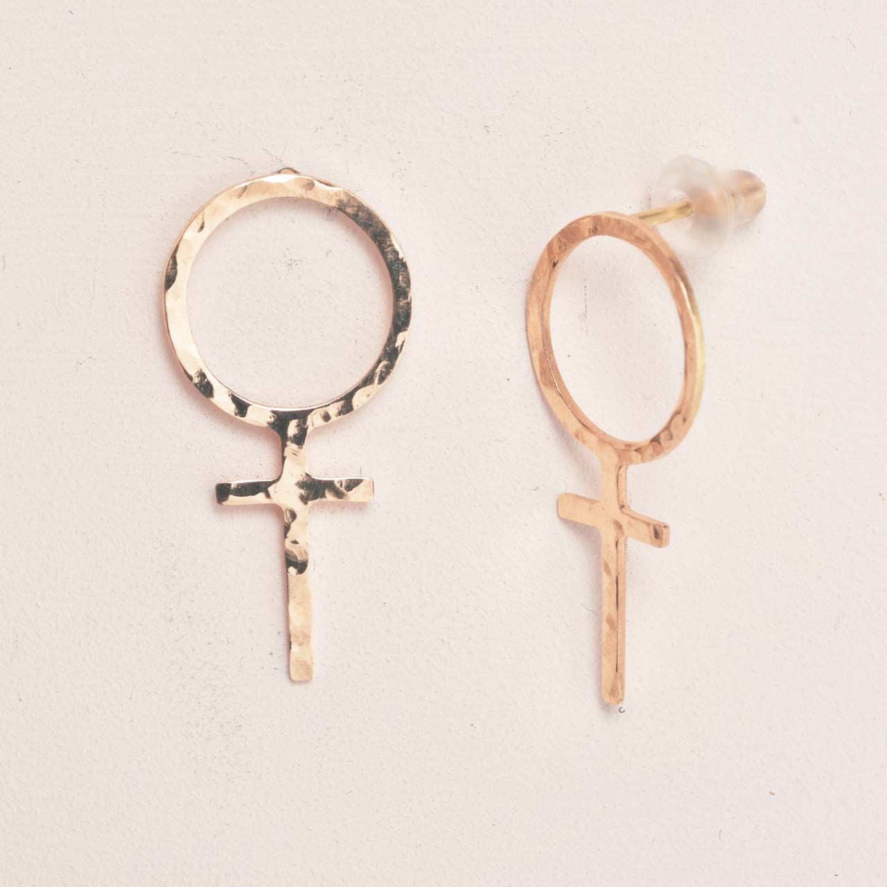 Rosa Hamrade Feministörhängen 18k guld - Feministsmeden