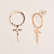 Rosa Hamrade Feministörhängen 18k guld - Feministsmeden