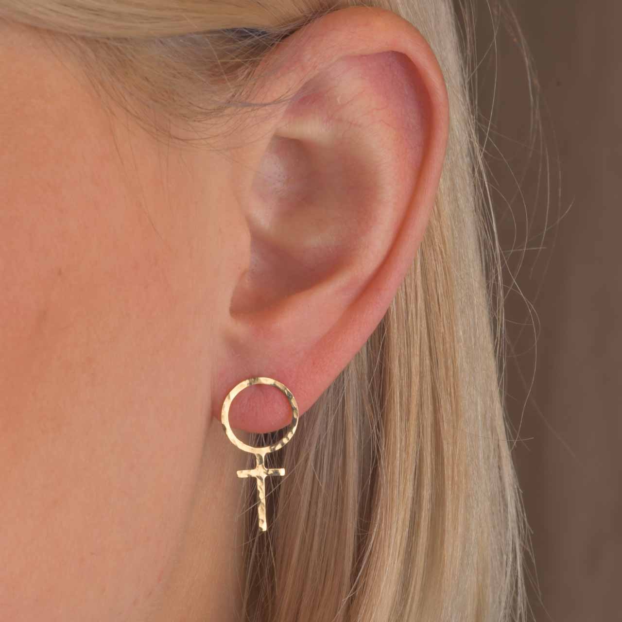 Rosa Hamrade Feministörhängen 18k guld - Feministsmeden