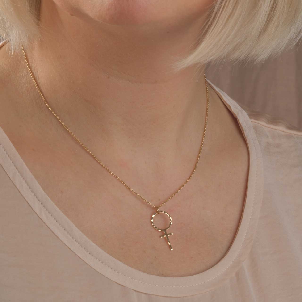 Rosa Hamrat Feministhänge 18k guld - Feministsmeden