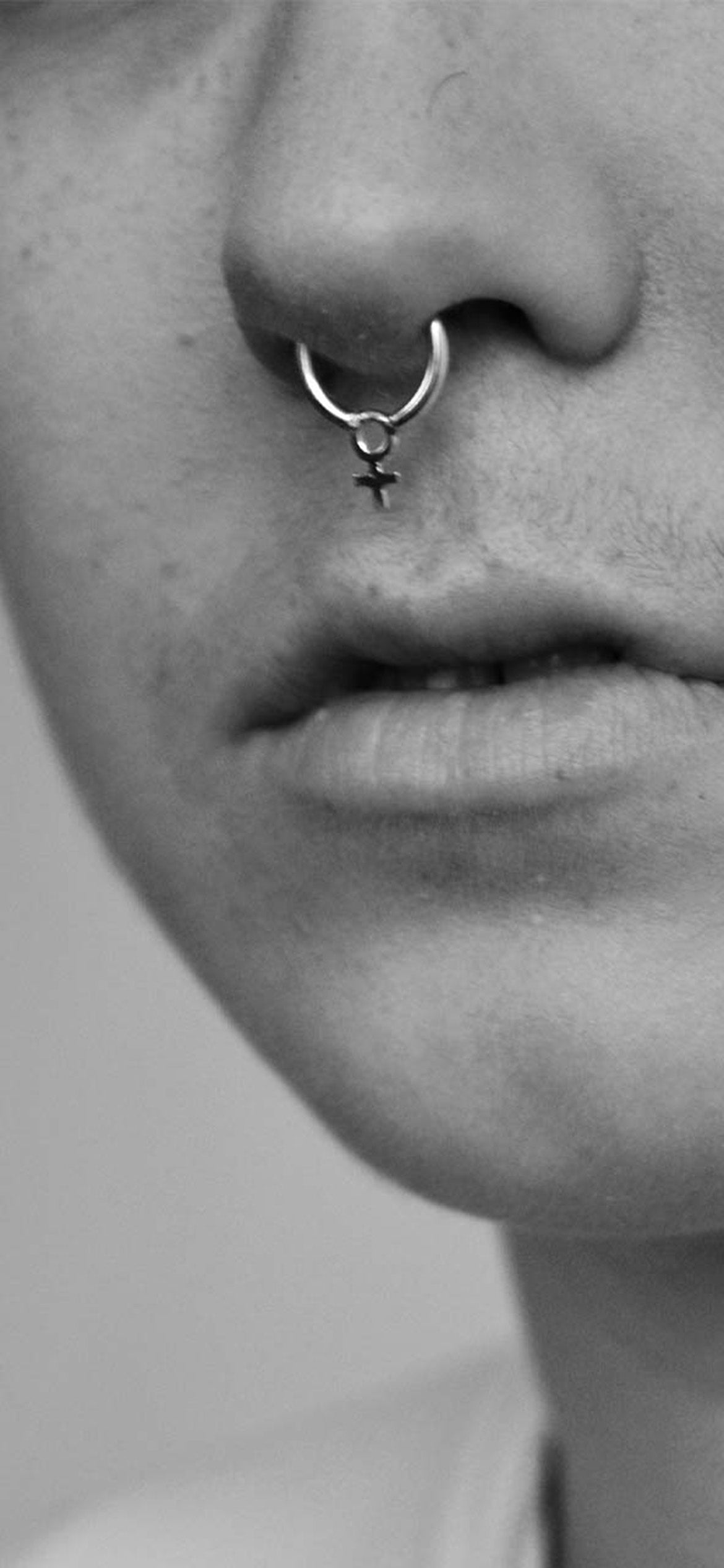 septum-smycke-piercing-ring-feminist-kvinnosymbol-silver-7.jpg