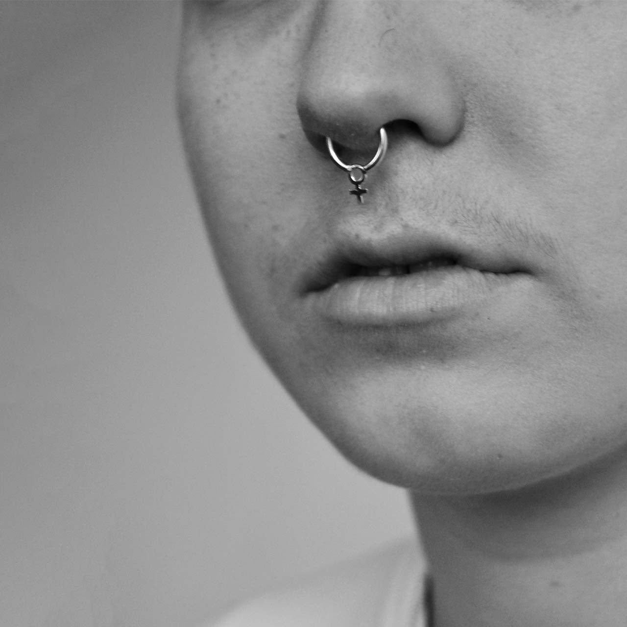 Septumring med kvinnotecken - Feministsmeden