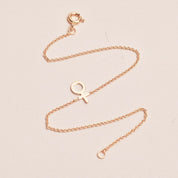 Signe Armband Litet Kvinnotecken 18k guld - Feministsmeden