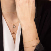 Signe Armband Litet Kvinnotecken 18k guld - Feministsmeden