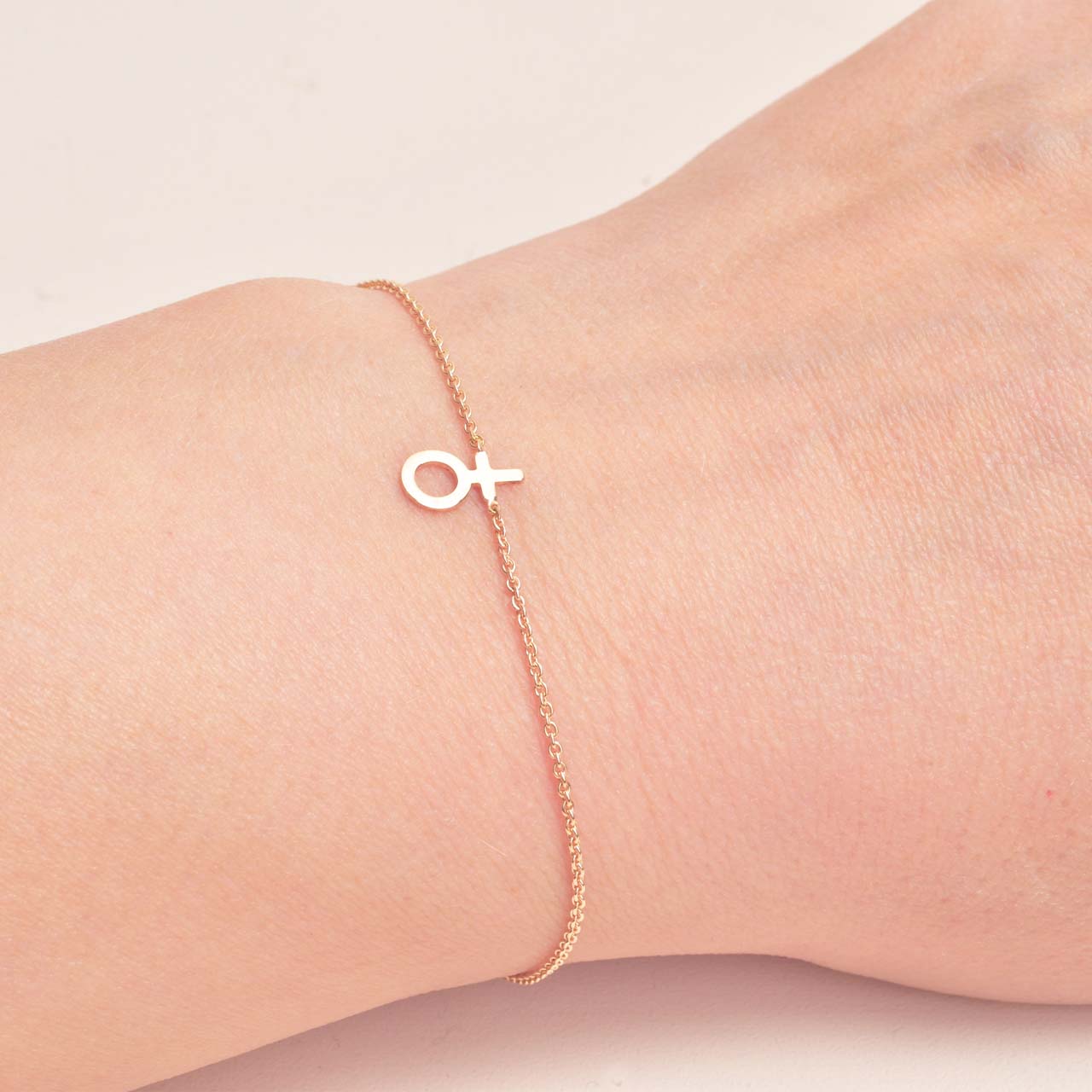 Signe Armband Litet Kvinnotecken 18k guld - Feministsmeden