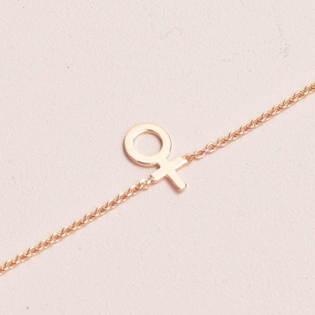 Signe Armband Litet Kvinnotecken 18k guld - Feministsmeden