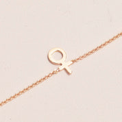 Signe Armband Litet Kvinnotecken 18k guld - Feministsmeden