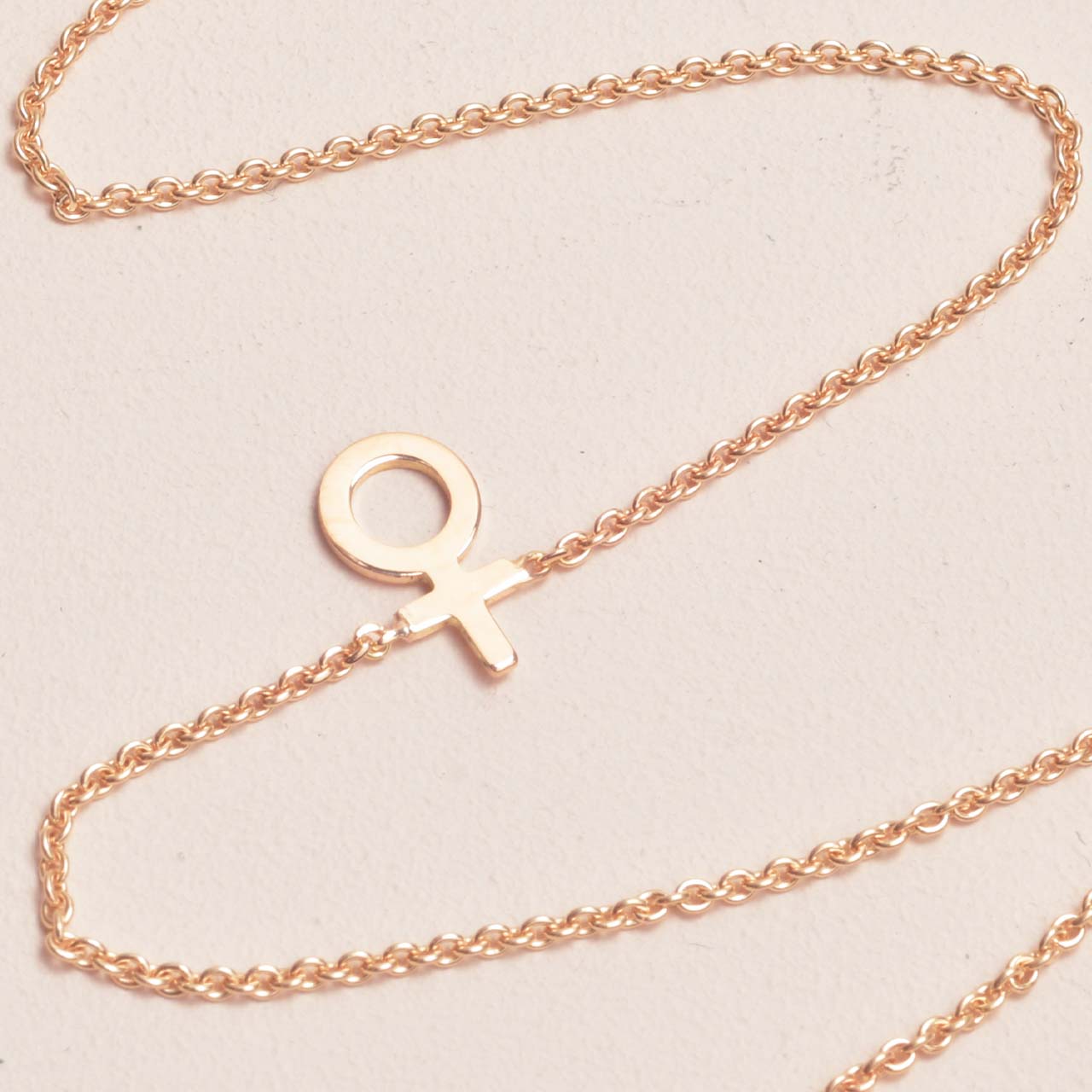 Signe Armband Litet Kvinnotecken 18k guld - Feministsmeden